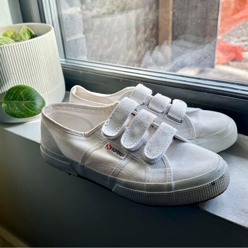 Superga 2750 women’s sneakers 8.5! GREAT CONDITION. Velcro